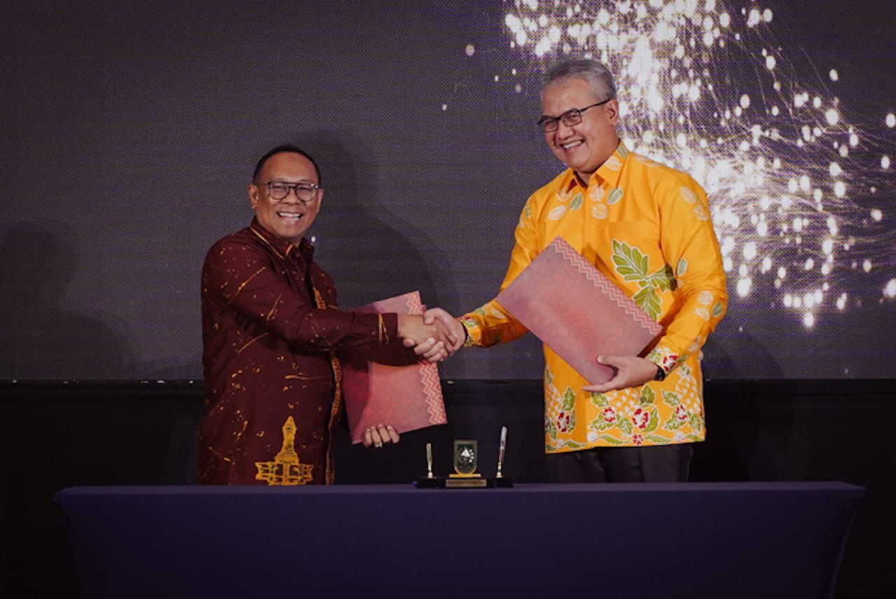 Pj Gubri dan Dirut PT Pertamina Hulu Rokan, Ruby Mulyawan foto bersama usai menandatangani MoU tentang Peningkatan dan Pengembangan SDM, Sosbud dan Lingkungan di Provinsi Riau. Foto Ist
